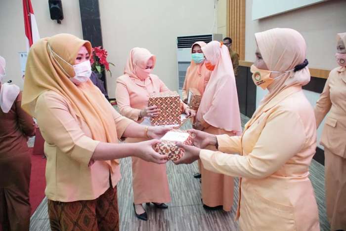 Tien Suharti Mobiliu Menghadiri HUT Dharma Wanita 